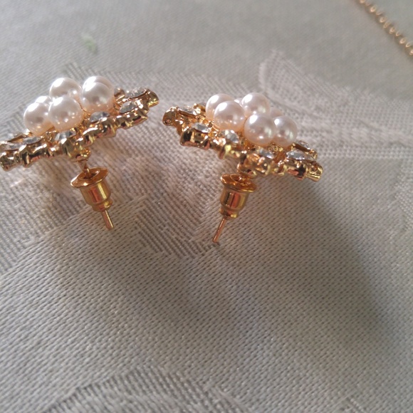 Crystals Pearls Elegant Flowers Necklace set - Picture 5 of 7